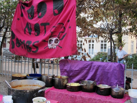 Food not Bombs Aktion - Essen für alle - und zwar umsonst!